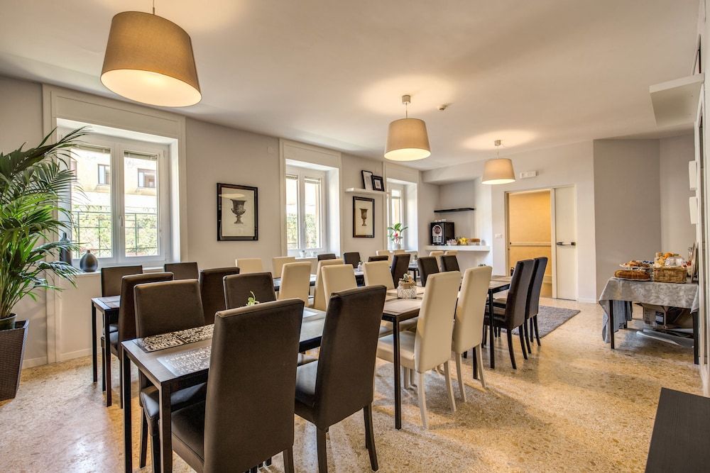 undefined Hotel King 9