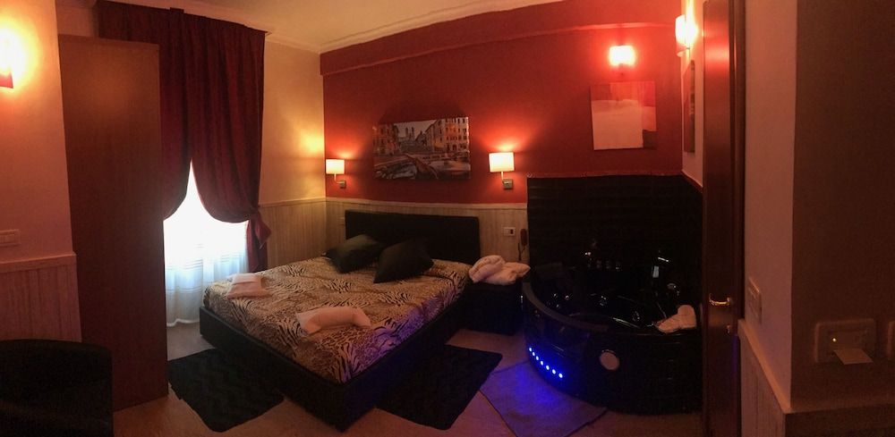 undefined Hotel Pyramid 3