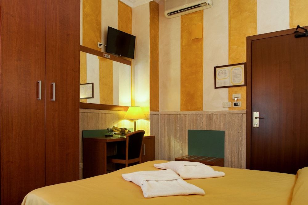 Hotel Pyramid Deluxe Double Room Single Use 12