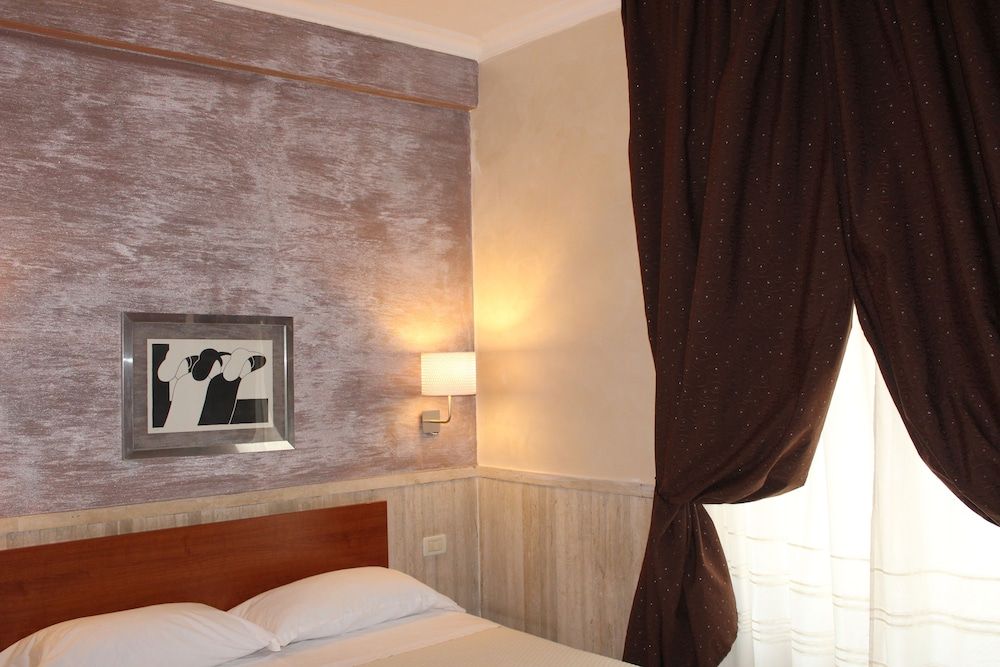 Hotel Pyramid Deluxe Double Room Single Use 4