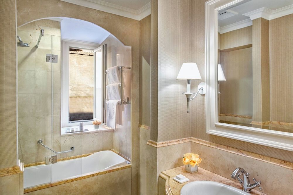 Junior Suite, 1 King Bed with Sofa bed