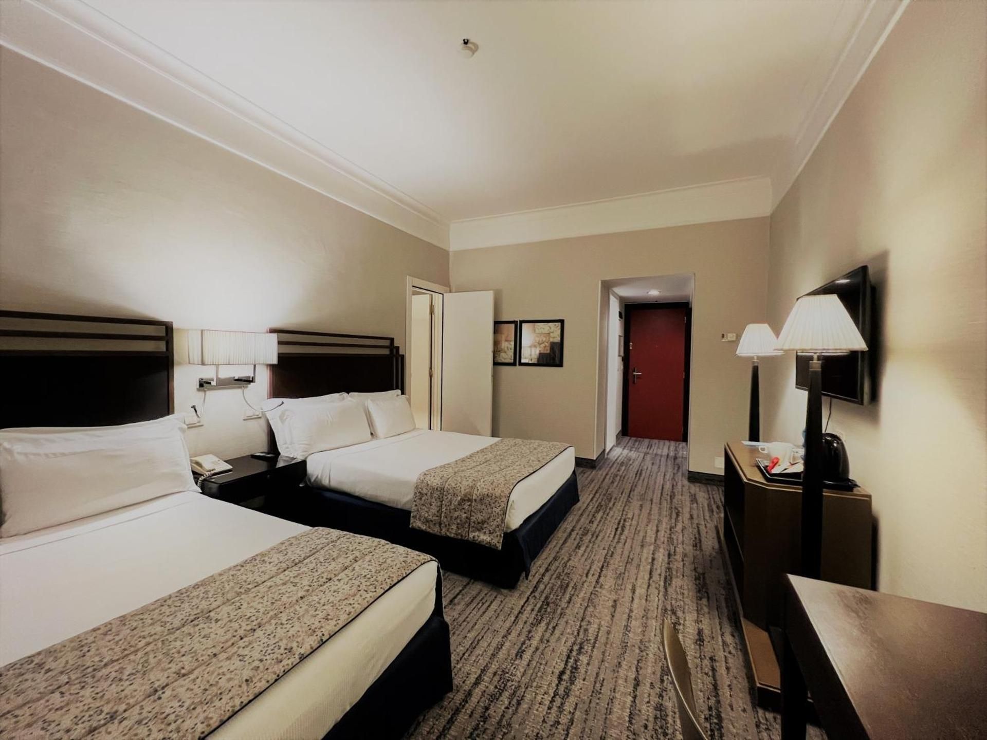 Junior Suite 1 King 2 Twin