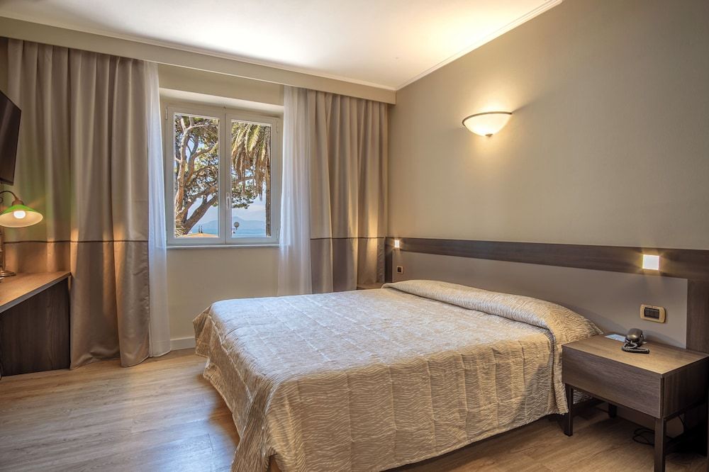 Grande Albergo Sestri Levante Deluxe Double Room, Partial Sea View 5