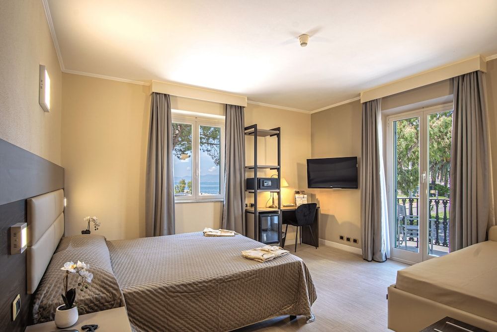 Grande Albergo Sestri Levante Deluxe Double Room, Partial Sea View 4