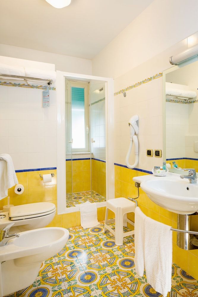 Grande Albergo Sestri Levante Superior Double Room, Garden View 9