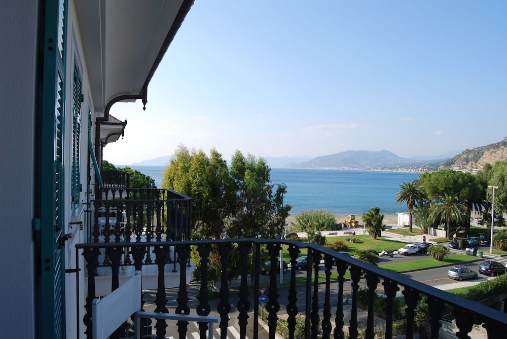 Grande Albergo Sestri Levante Deluxe Double Room, Partial Sea View 7