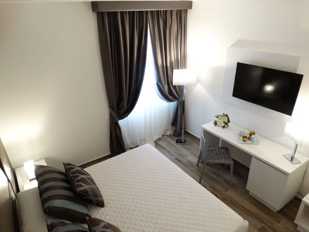 Hotel Toscana Ambassador Deluxe Double Room 2