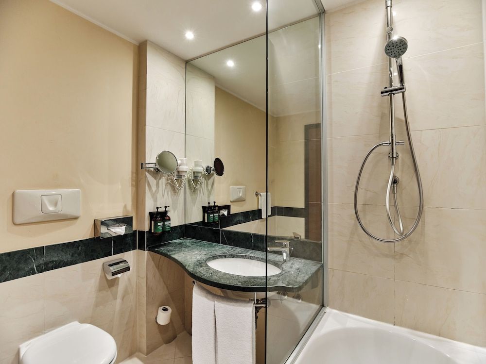 Crowne Plaza Milan - Malpensa Airport by IHG Standard Room, 2 Twin Beds 4