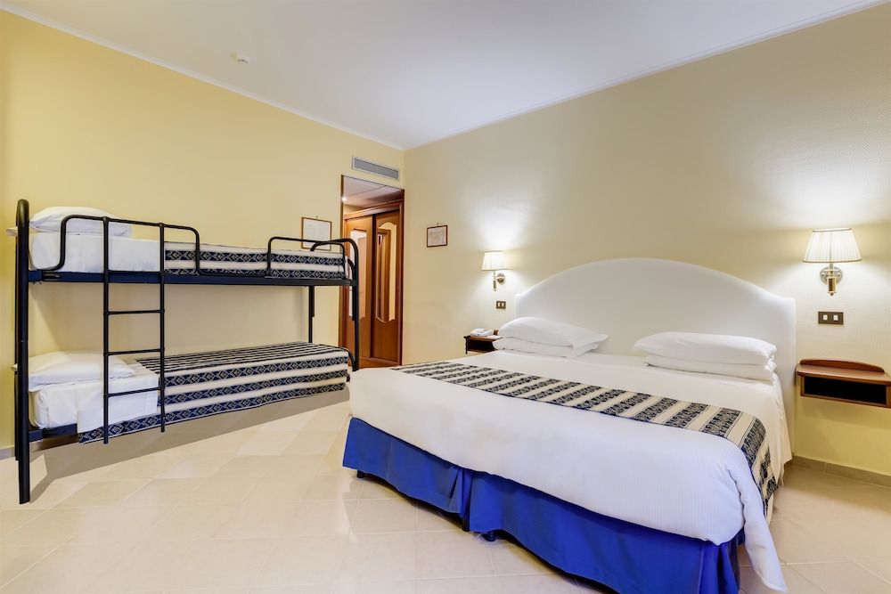 Economy Room, 1 Queen Bed (Bunk beds)