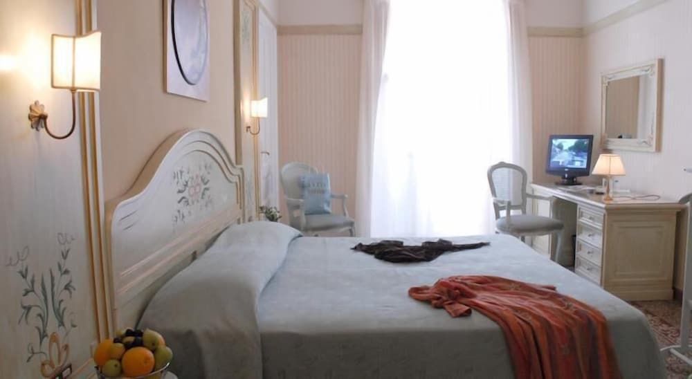 Grand Hotel Europa Palace Standard Double Room, City View 3