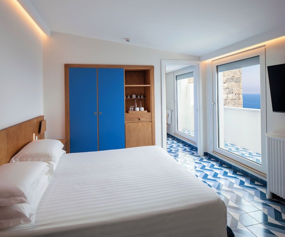 Suite, Sea View