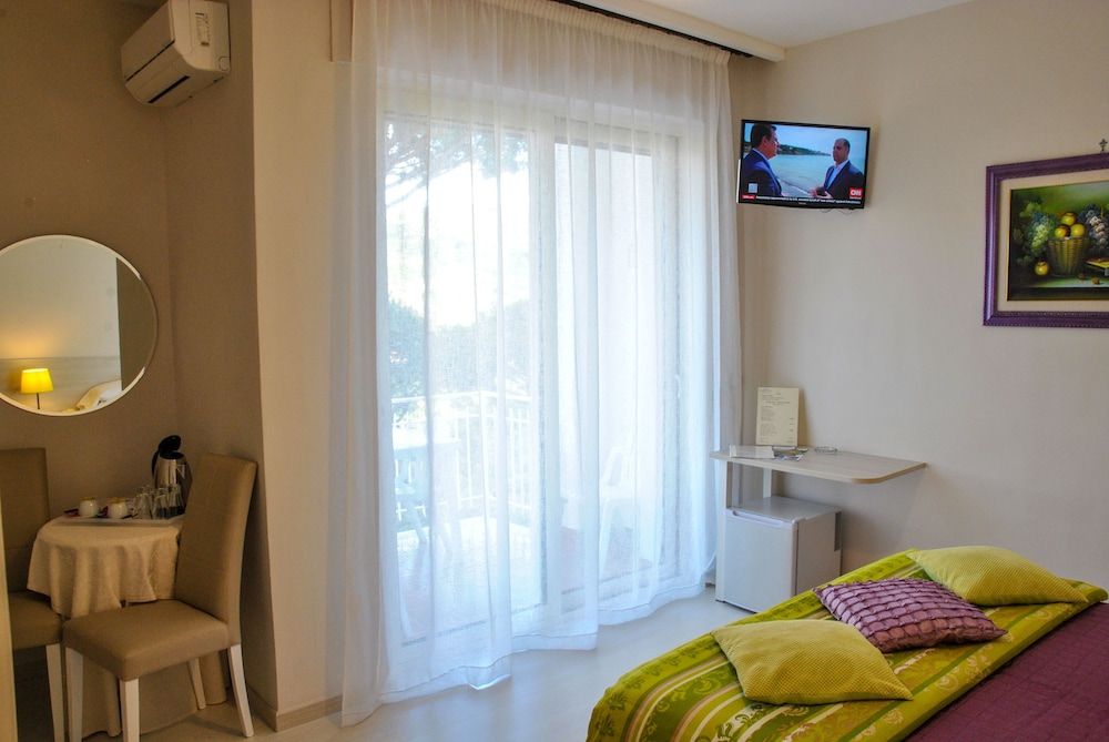 Hotel Villa Fiorita Standard Triple Room, Sea View 11