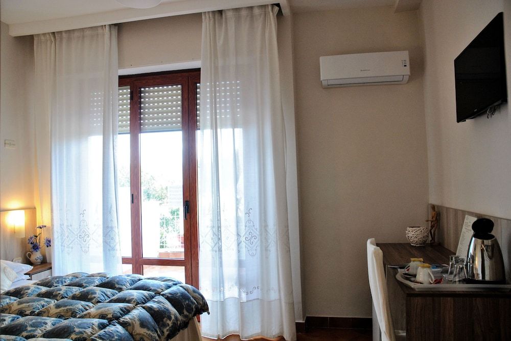 Hotel Villa Fiorita Standard Triple Room, Sea View 8