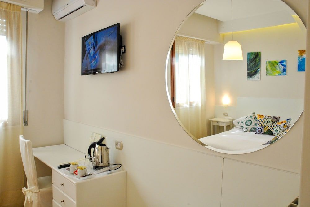 Hotel Villa Fiorita Standard Triple Room, Sea View 10