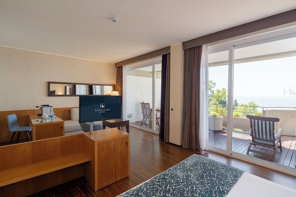 Junior Suite, Balcony, Partial Sea View (Triple)