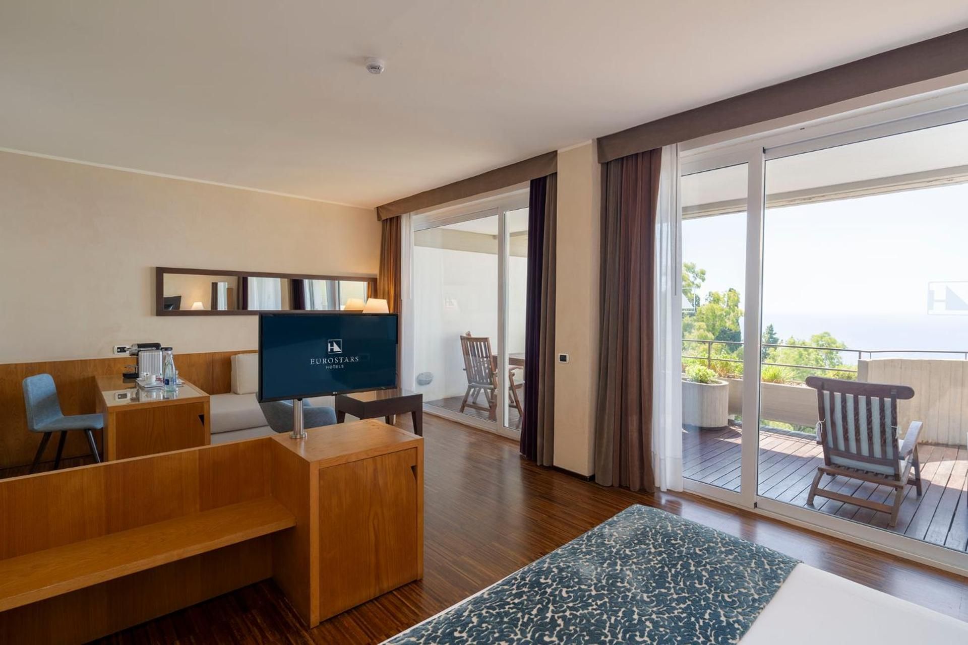 Junior Suite with Terrace and Partial Sea Views