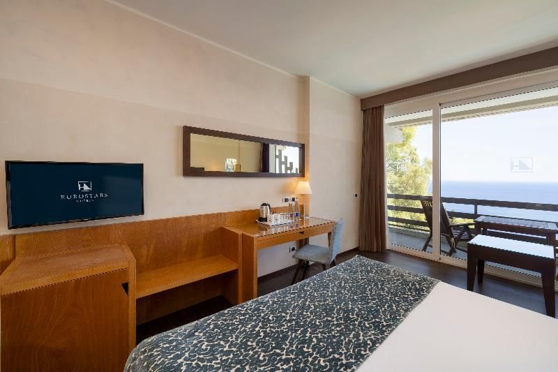 Double or Twin Twin room with balcony and premium sea view