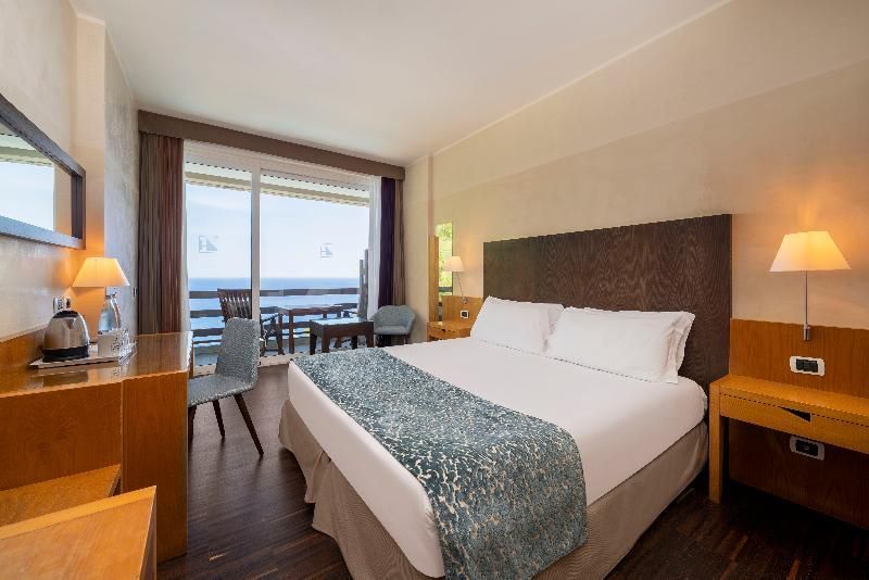 Double or Twin Twin room with balcony and premium sea view