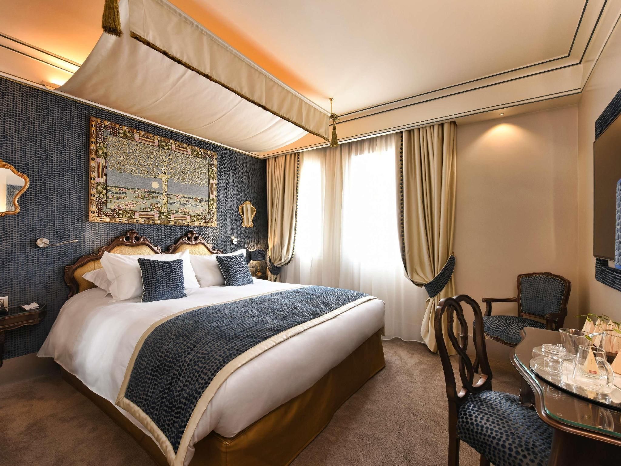 DELUXE DOUBLE ROOM with canal view or terrace,1 King Size bed