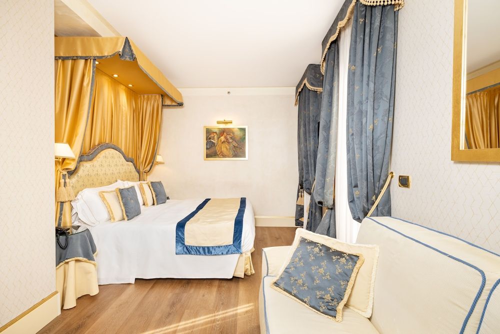 Hotel A LA Commedia Junior Suite (Triple) 2