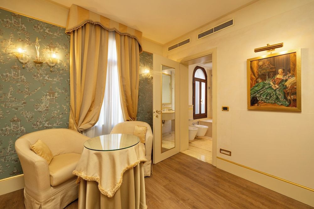 undefined Hotel A LA Commedia 8