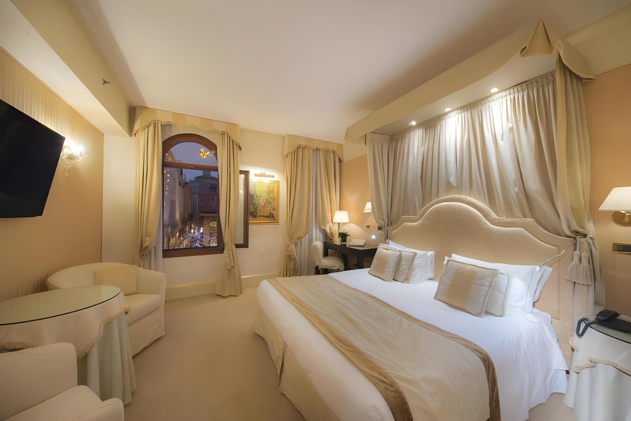 undefined Hotel A LA Commedia 10