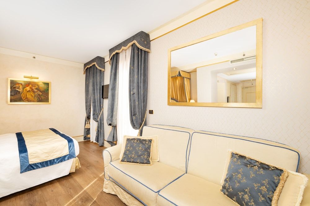 Hotel A LA Commedia Junior Suite (Triple) 3