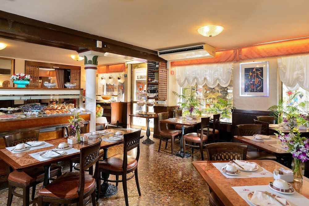 undefined Hotel Ambassador Tre Rose 2