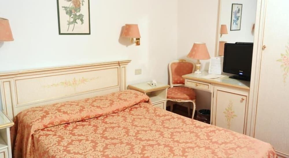 Hotel Ambassador Tre Rose Classic Double or Twin Room 15