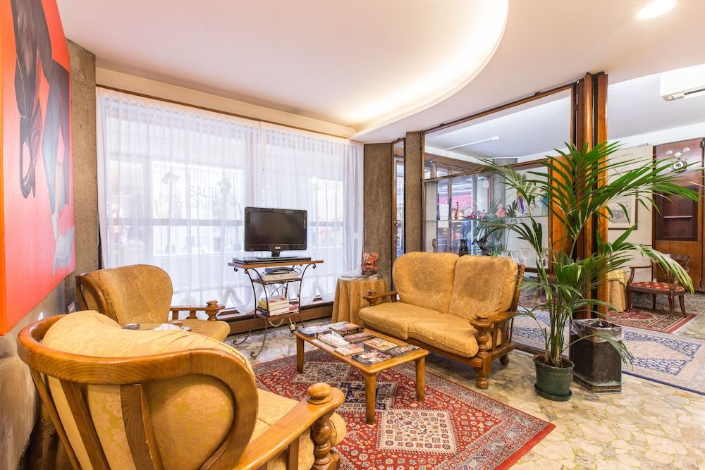 undefined Hotel Ambassador Tre Rose 8