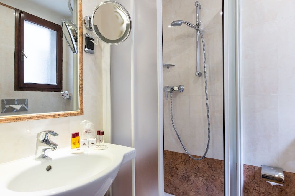 Hotel Ambassador Tre Rose Classic Double or Twin Room 18