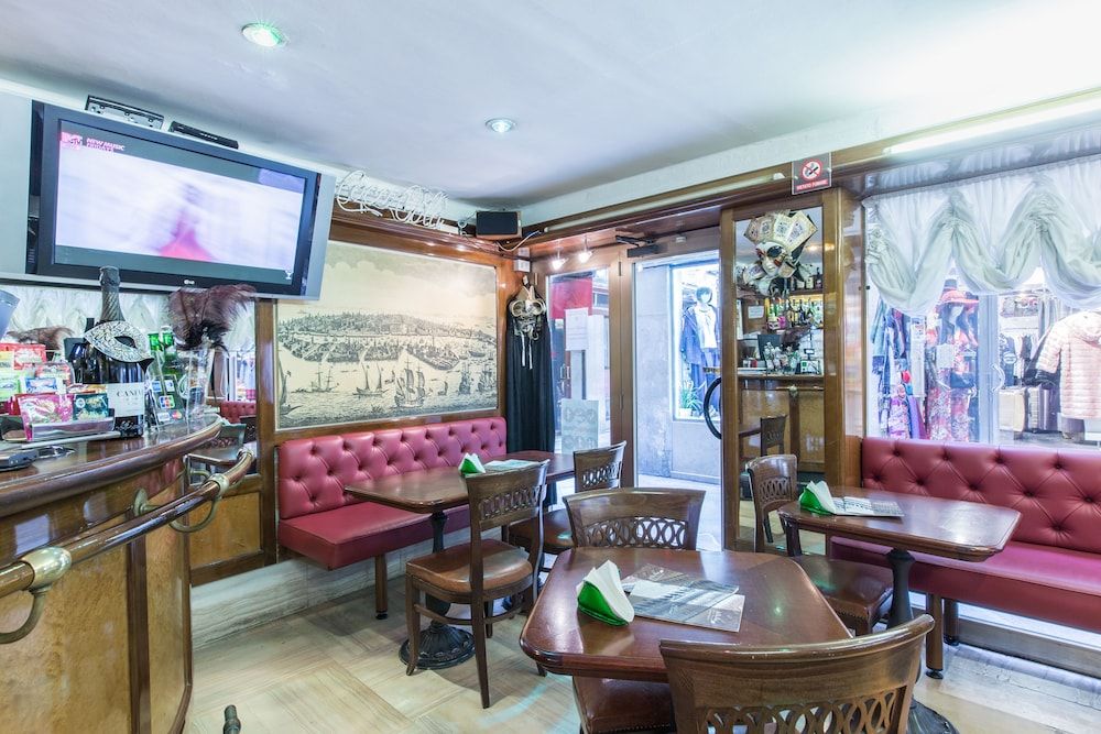 undefined Hotel Ambassador Tre Rose 9