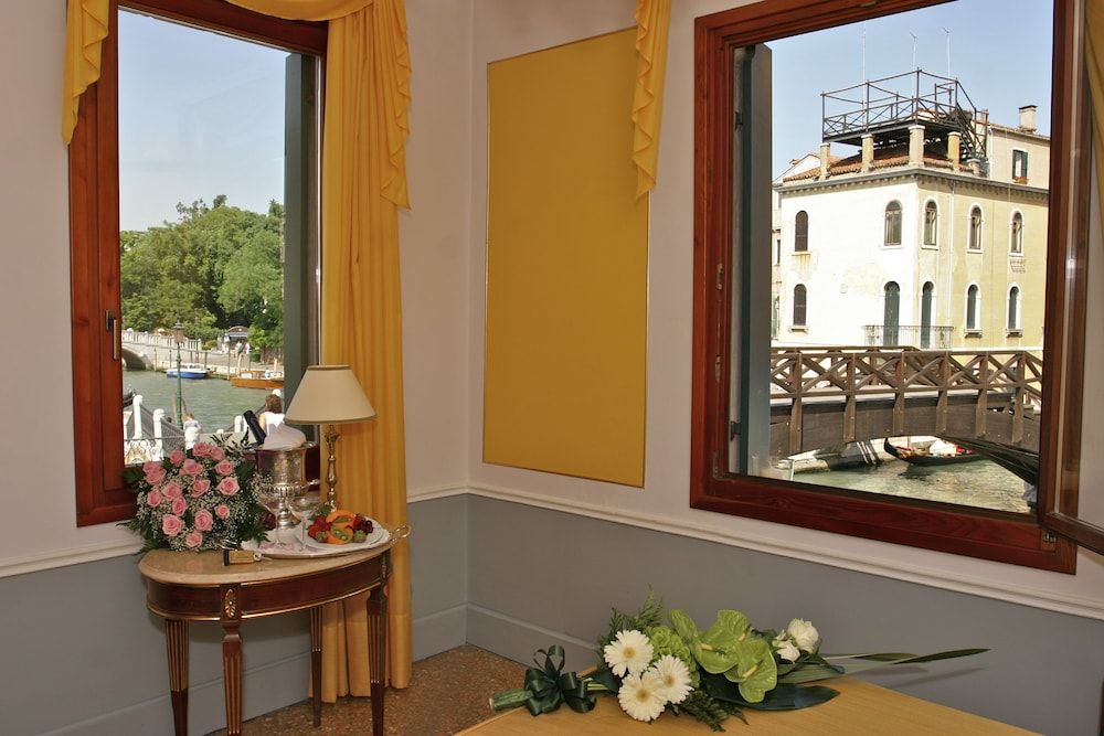 Hotel Arlecchino Double Room, Canal View (Small) 8