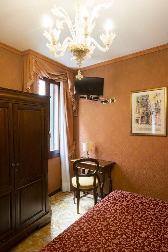 Hotel Ateneo Classic Double or Twin Room 9