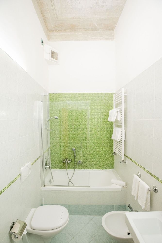 Hotel Ateneo Luxury Double Room, Bathtub 4