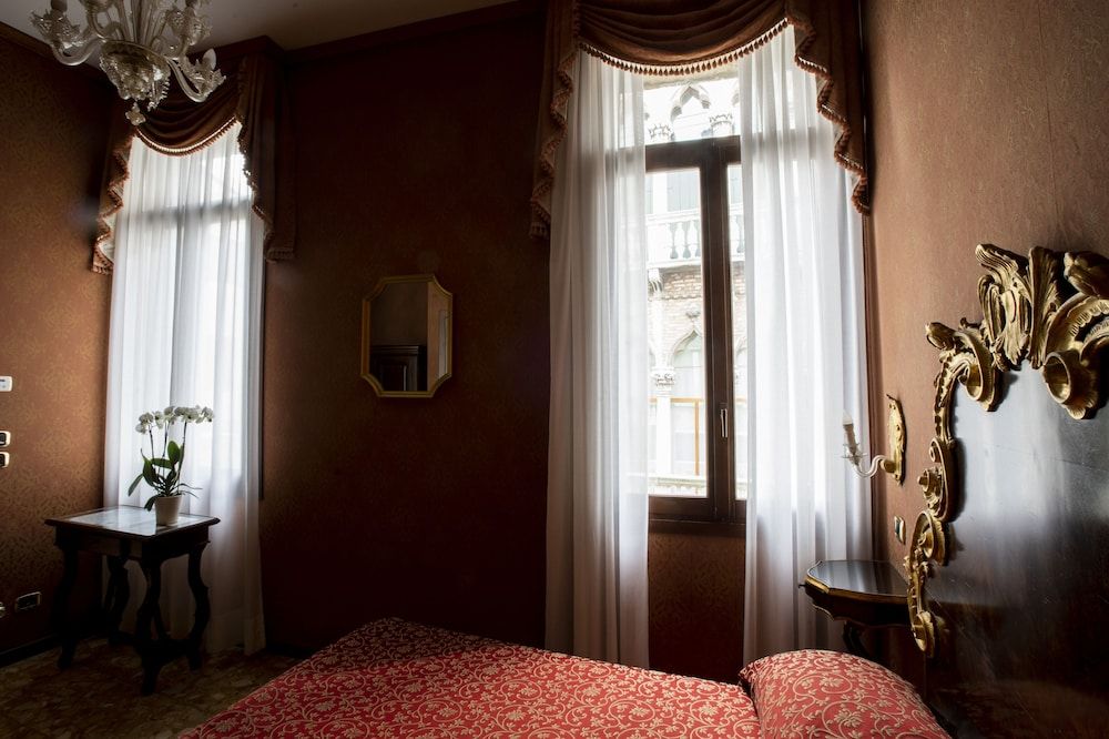 Hotel Ateneo Luxury Double Room, Bathtub 7