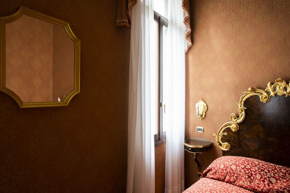 Hotel Ateneo Luxury Double Room, Bathtub 5