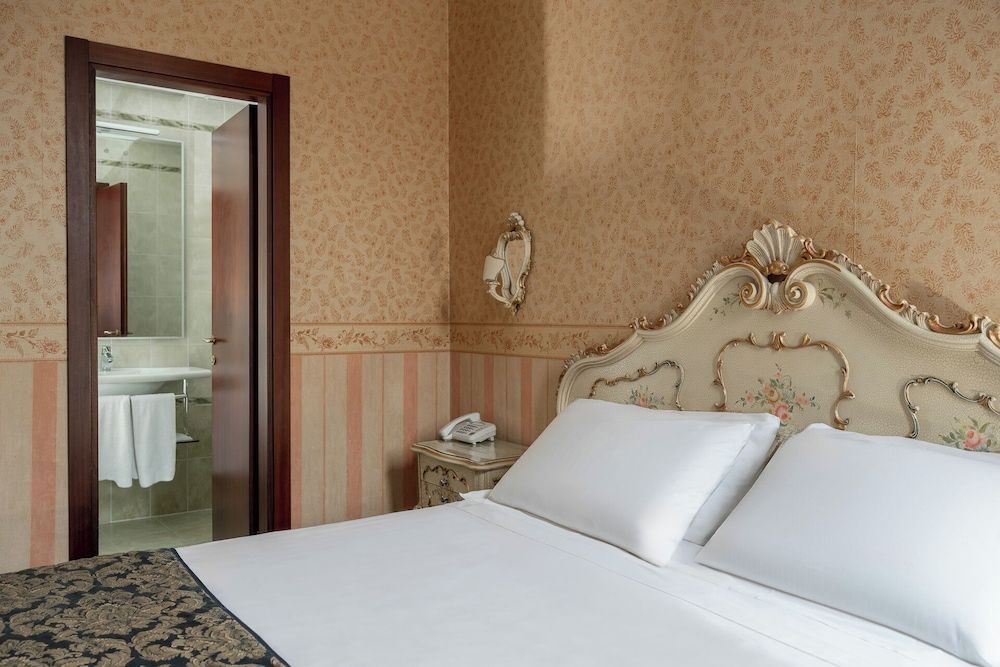 Hotel Montecarlo Classic Double Room 9