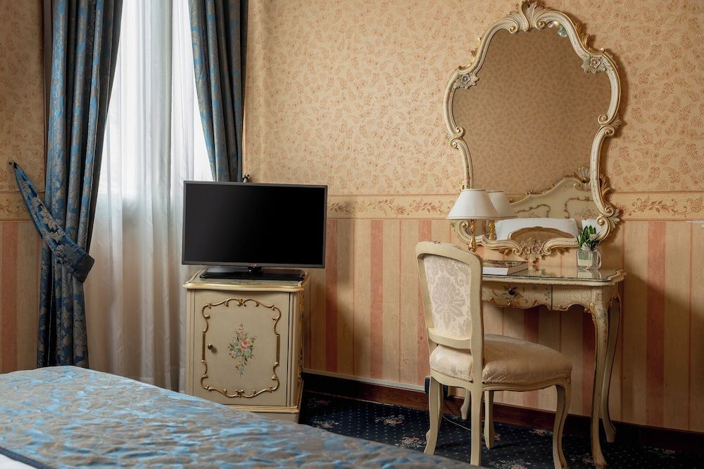 Hotel Montecarlo Classic Triple Room 17