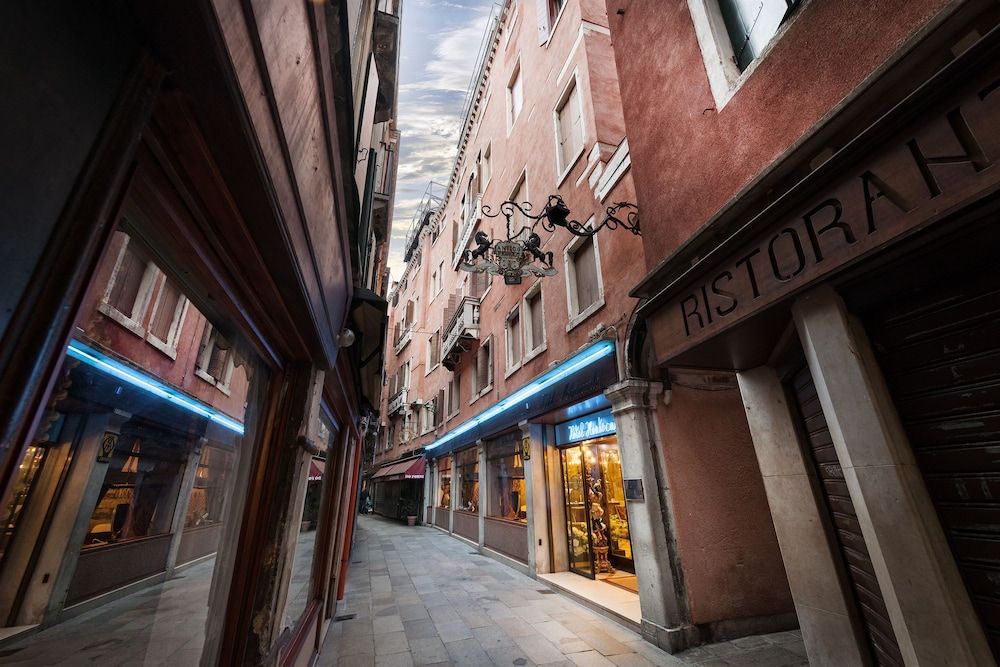 undefined Hotel Montecarlo 9