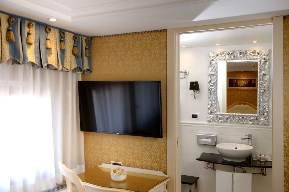 undefined Hotel Olimpia Venice, BW Signature Collection 10