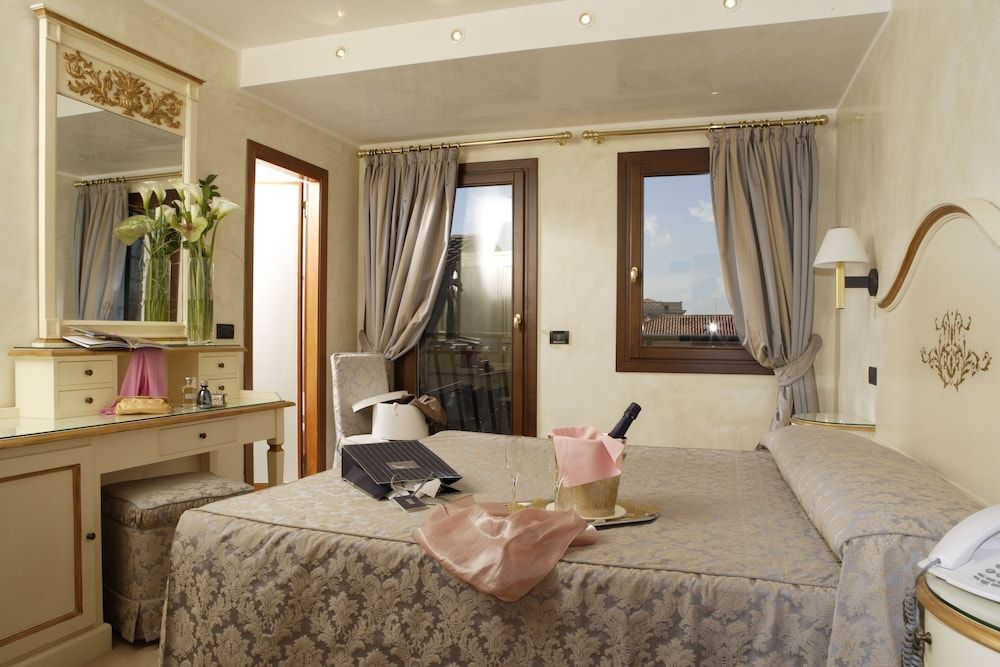 undefined Carlton Capri Hotel 9