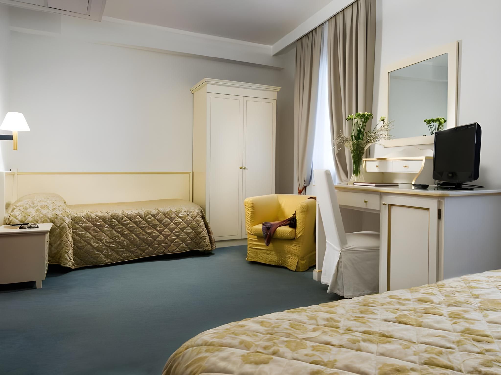 undefined Carlton Capri Hotel 4