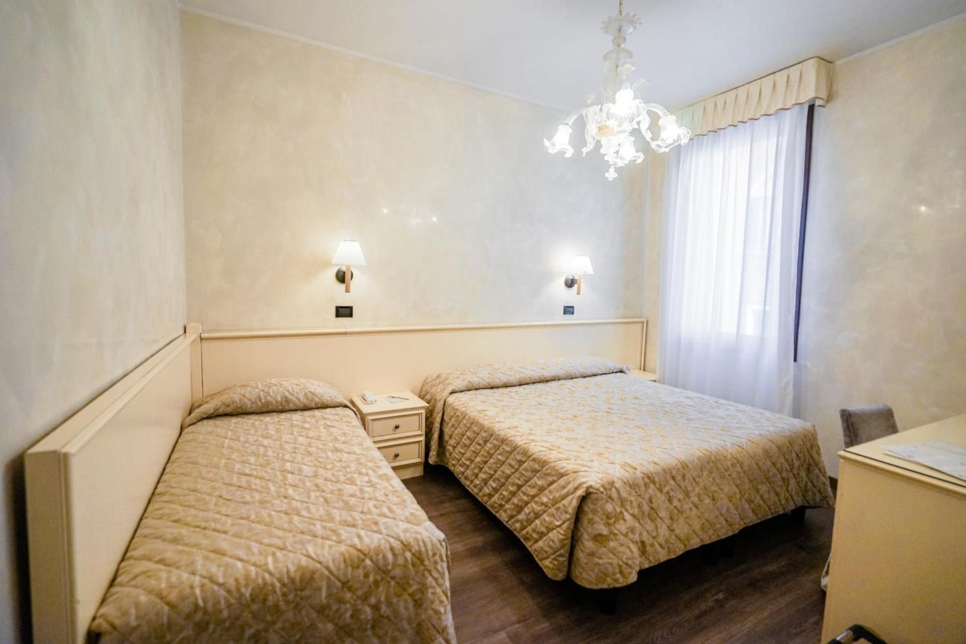 undefined Carlton Capri Hotel 5