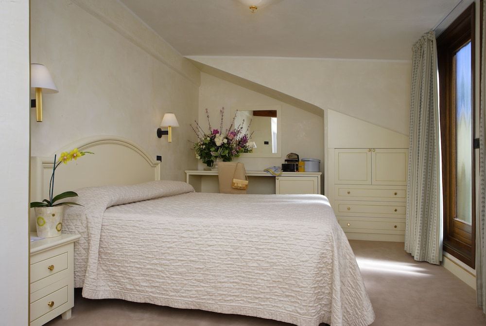 undefined Carlton Capri Hotel 10