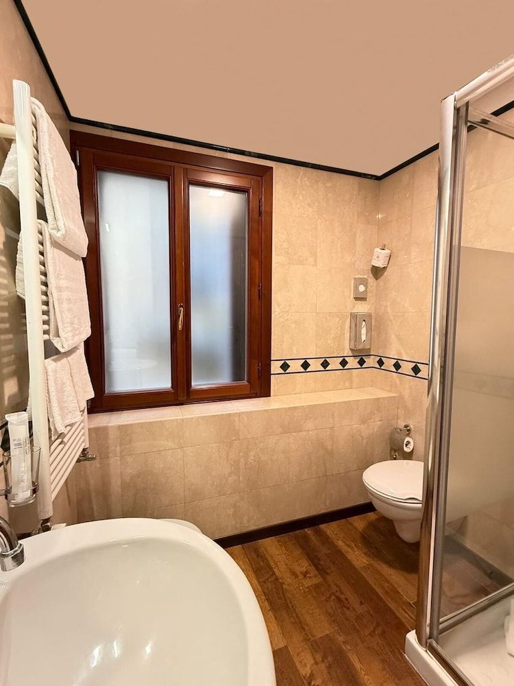 CHC Continental, BW Premier Collection Superior Room, 1 Queen Bed, Non Smoking 5