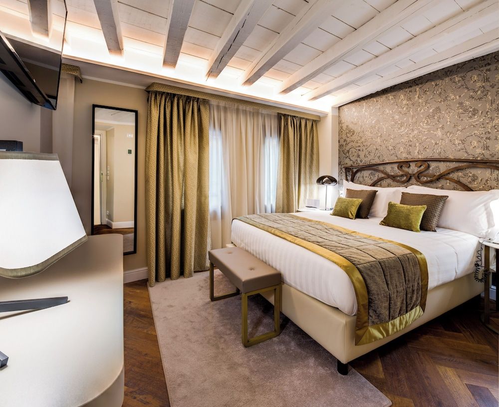 CHC Continental, BW Premier Collection Superior Room, 1 Queen Bed, Non Smoking