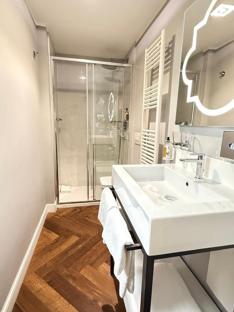 CHC Continental, BW Premier Collection Superior Room, 1 Queen Bed, Non Smoking 4