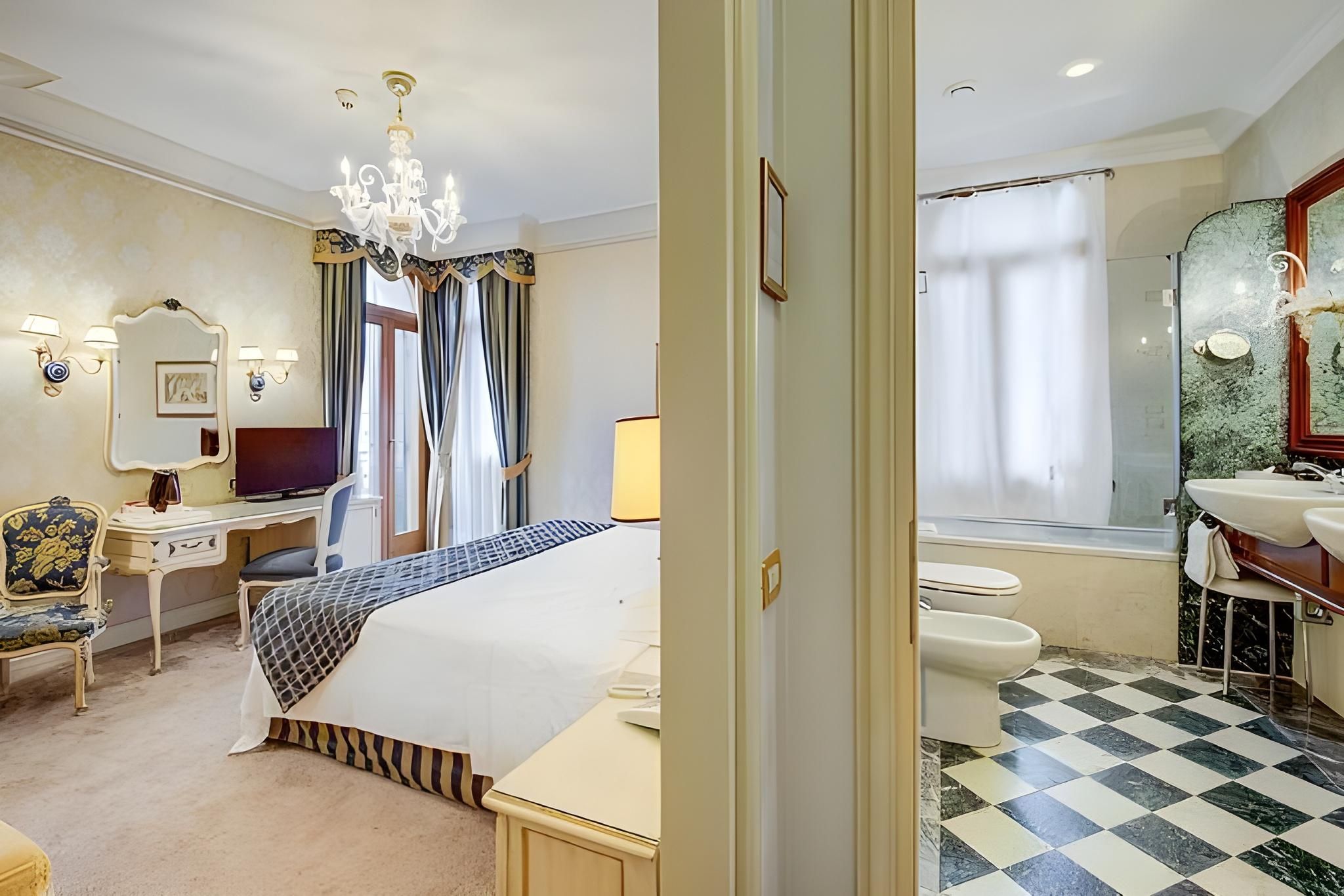 Junior Suite with Grand Canal View