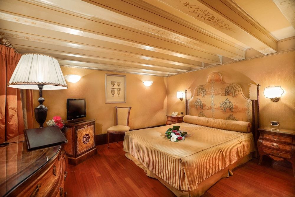 Colombina Hotel Classic Double or Twin Room 7